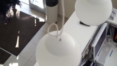 Resepsiyona kadın gelir