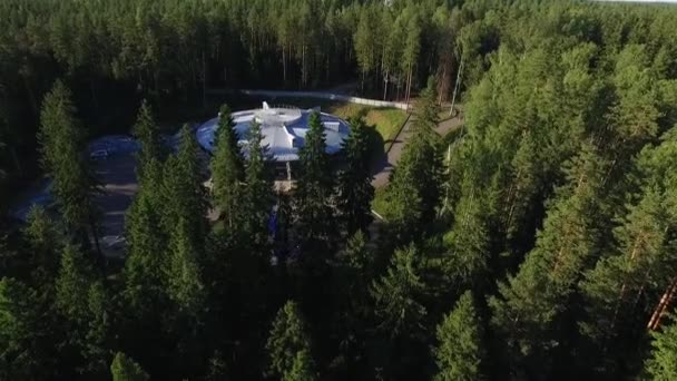 Bygning som UFO i en skov – Stock-video