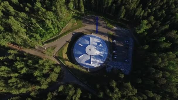 Clădire ca OZN-ul într-o pădure — Videoclip de stoc