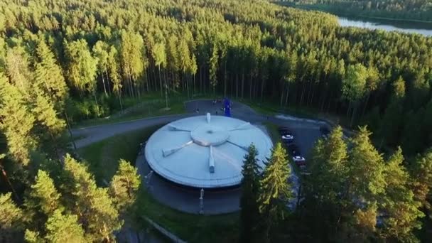 Byggnaden som Ufo i en skog — Stockvideo