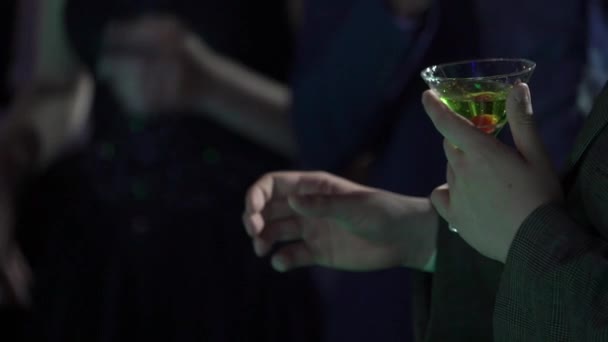 Ember veszi pohár pezsgőt a párt — Stock videók