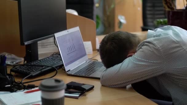 Personnes dormant au bureau — Video