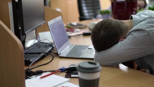 Personas durmiendo en la oficina — Vídeos de Stock