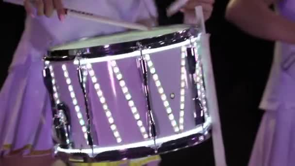 Pemain drum wanita seksi muda — Stok Video