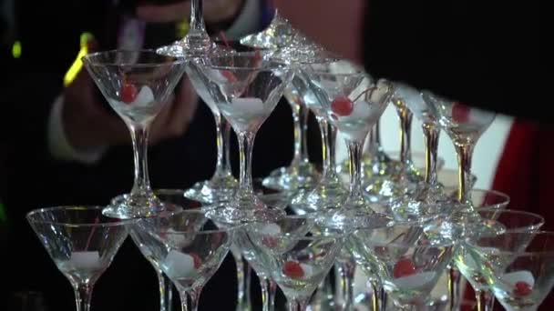 Pyramid av champagne på festen — Stockvideo