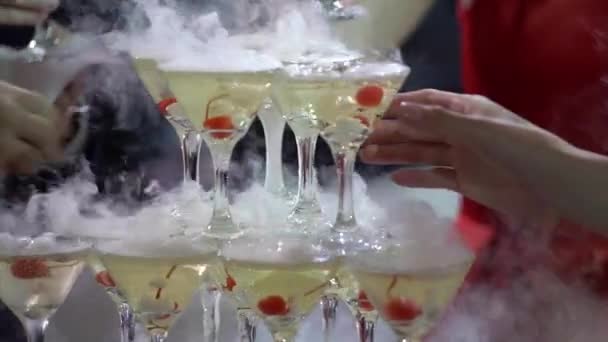 Женщина берет бокалы шампанского на вечеринке — стоковое видео