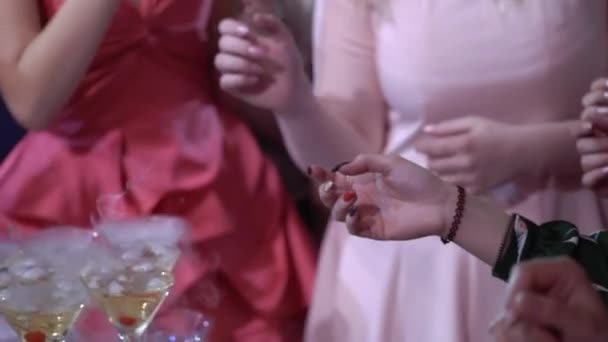 Mujer toma copas de champán en la fiesta — Vídeos de Stock