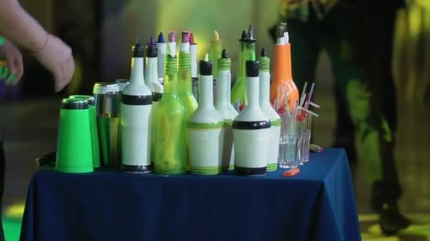 Botellas de barman en la mesa — Vídeo de stock