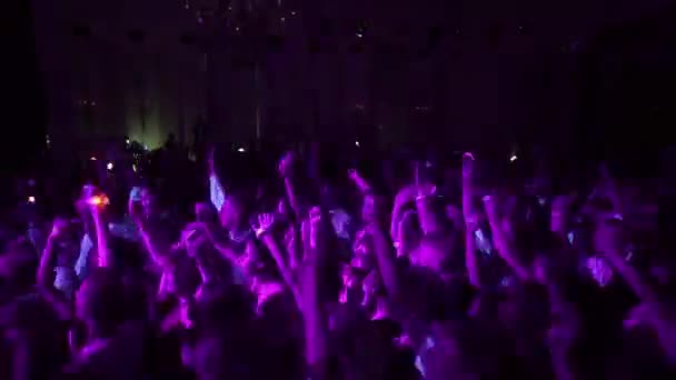 Санкт-Петербург, Російська Федерація-28 червня 2018: Молоді люди танцюють на концерті — стокове відео