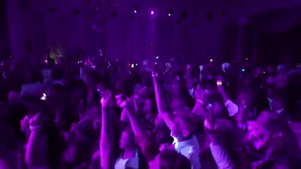 SAINT-PETERSBURG, RUSSIE - 28 JUIN 2018 : Les jeunes dansent au concert — Video
