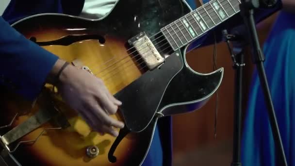 Guitarrista tocando la guitarra — Vídeo de stock