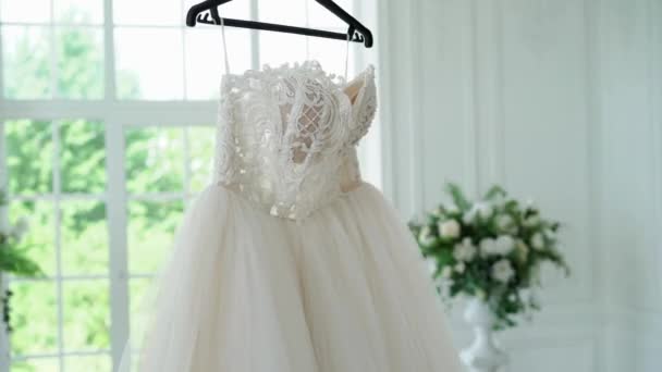 Белое свадебное платье — стоковое видео