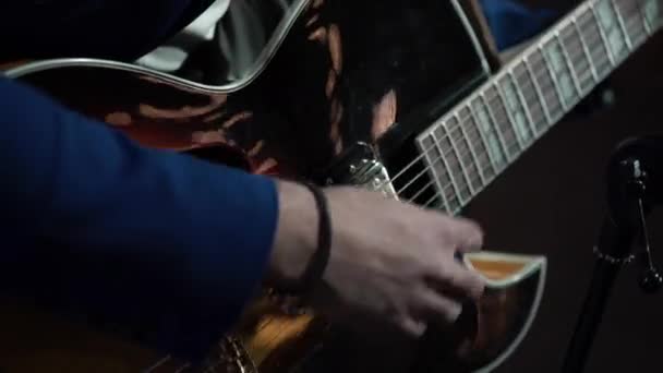 Guitariste jouant de la guitare — Video