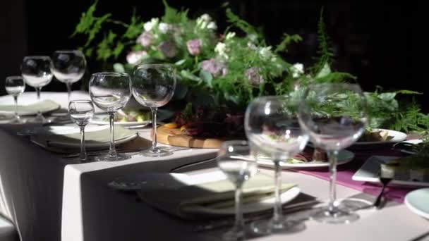 Украшение стола на вечеринке — стоковое видео