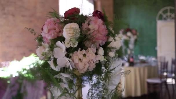 Decoración de mesa en la fiesta — Vídeos de Stock