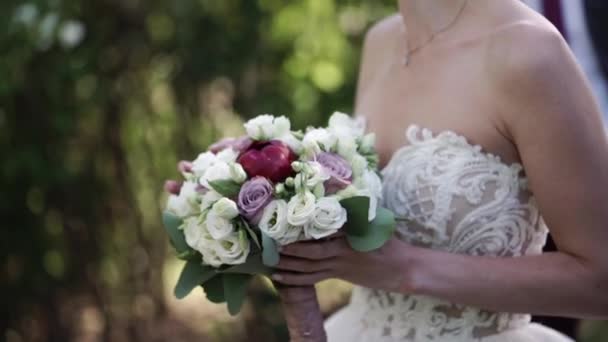 Krásná nevěsta s kyticí — Stock video