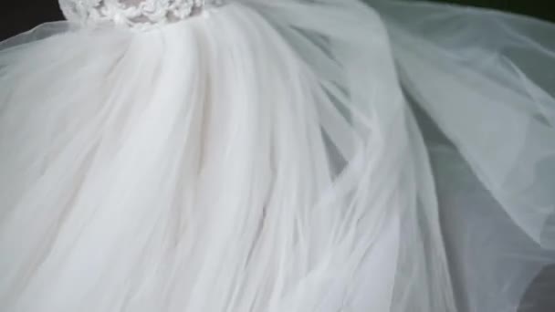 Jeune mariée tournant au ralenti du parc 