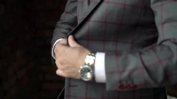 Hombre en traje gris y rojo — Vídeo de stock