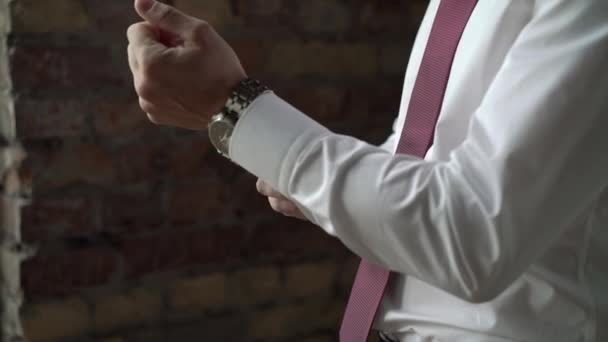 Homem Camisa Branca Gravata Vermelha Vestir — Vídeo de Stock