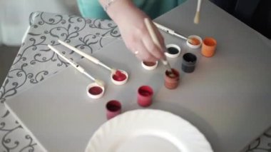 İnsanlar bir resim boyama