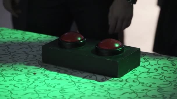 Az emberek nyomja a gombokat a játék — Stock videók