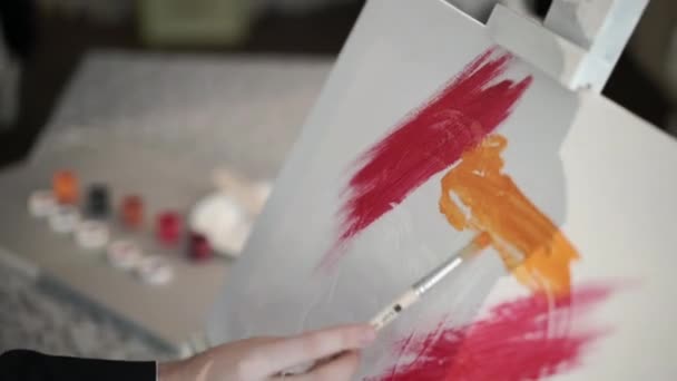 Personas pintando un cuadro — Vídeos de Stock