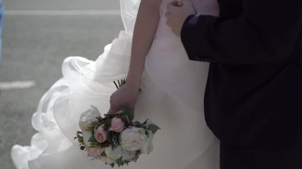 Nevěsta a ženich objímající — Stock video