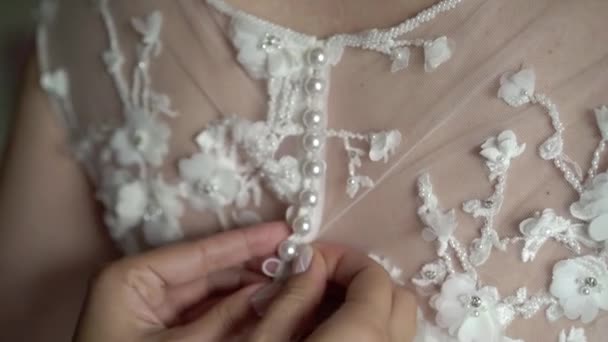 Nevěsta na sobě svatební šaty — Stock video