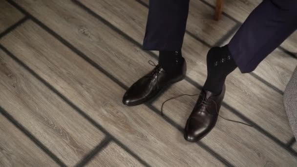 Человек, завязывающий шнурки — стоковое видео