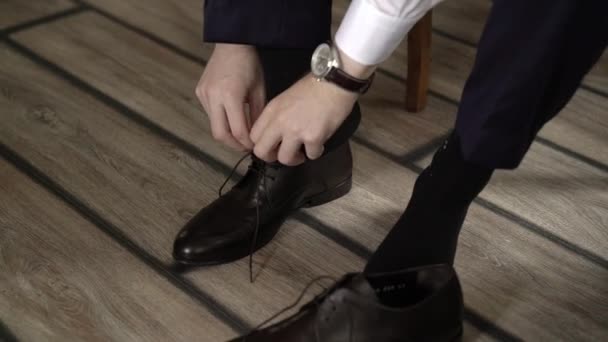 Hombre atando los cordones — Vídeo de stock