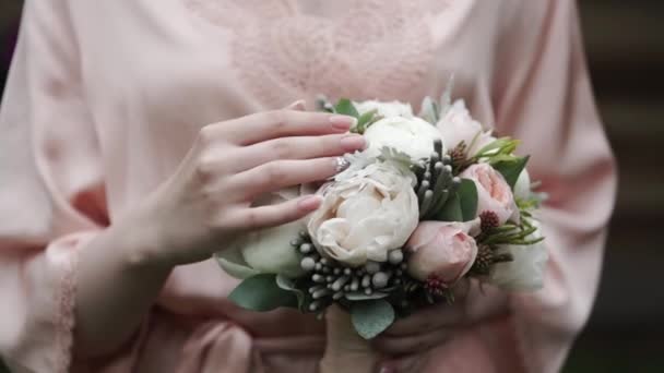 Женщина в розовом белье, позирующая с букетом — стоковое видео