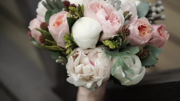 Bridal bouquet otdoors — Stock Video