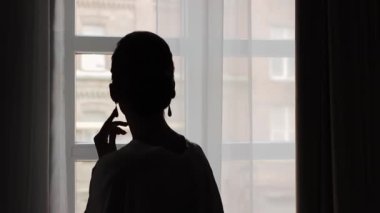 Genç kadın küpeler