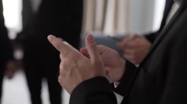 Cep telefonları ve akıllı telefonlar kapalı kullanarak klasik siyah elbiseli insanlar adam