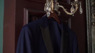 Adam klasik adam mavi elbise alır.