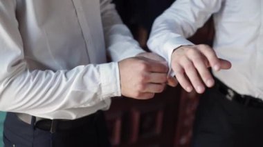 Arkadaş grubu kol düğmeleri giyen adam