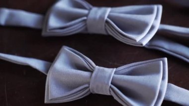 Anası ve damat düğün için ahşap arka plan üzerinde gri papyon