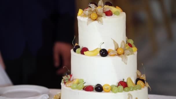 Святкування торта з фруктами на вечірці — стокове відео