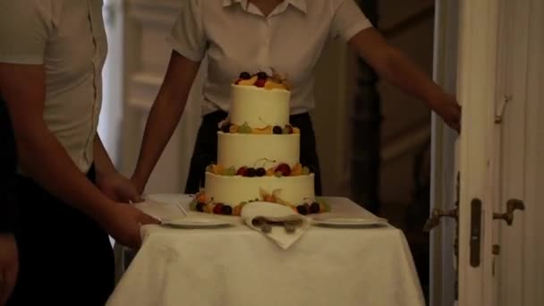 パーティー イベントでのフルーツと共にお祝いのケーキ — ストック動画