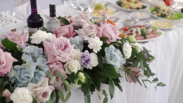 Blommor sammansättning dekoration vid evenemanget bankett part — Stockvideo