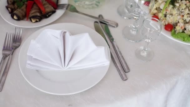 Placa con servilleta blanca de tela en restaurante — Vídeo de stock