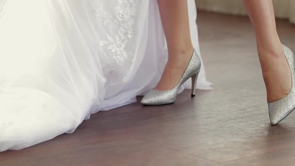 Jovem mulher forte noiva em sapatos acenando vestido de noiva — Vídeo de Stock