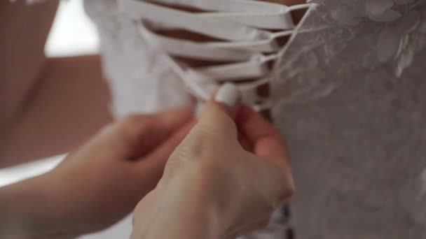 Junge Frau im Brautkleid — Stockvideo