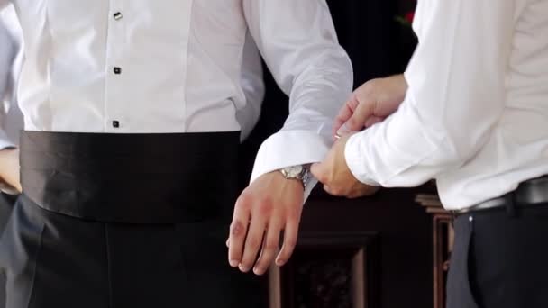 男士戴袖扣与朋友 — 图库视频影像