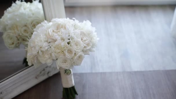 Buket pernikahan pengantin dengan mawar putih — Stok Video