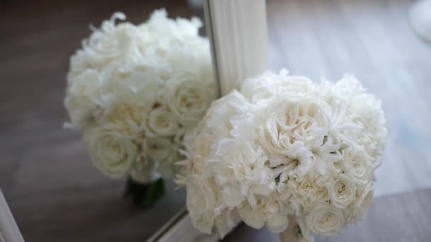 Свадебный букет с белыми розами — стоковое видео