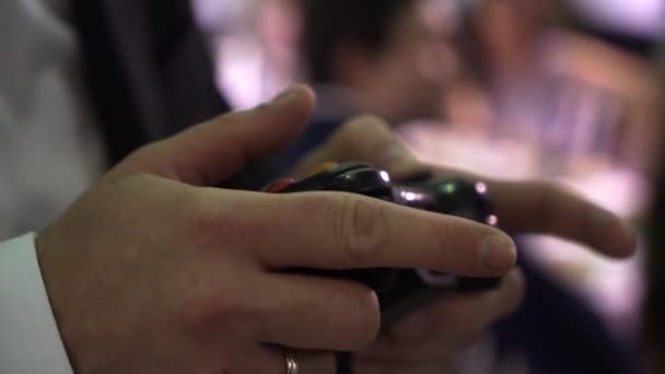 Homme jouant console de jeu tv avec contrôleur dans les mains — Video
