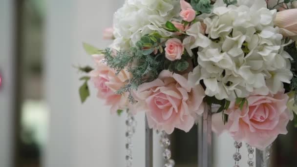 Kwiaty skład dekoracji na bankiet impreza — Wideo stockowe