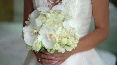 Gelin Buketi beyaz gül çiçek ile tutarak