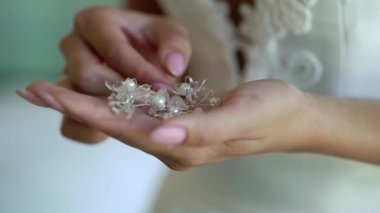 Genç kadın küpeler